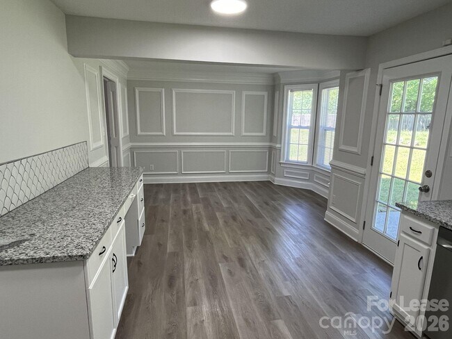 Building Photo - 5637 Hedgecrest Pl