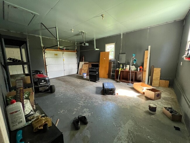 Building Photo - Charming 2 bedroom, 2 bathroom home located in East Peoria, IL.