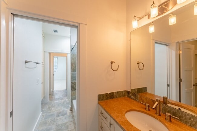 Building Photo - Gorgeous 4 bedroom, 5 bathroom House in Bouldin Creek!