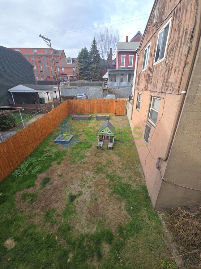 Building Photo - 119 E Sherman St