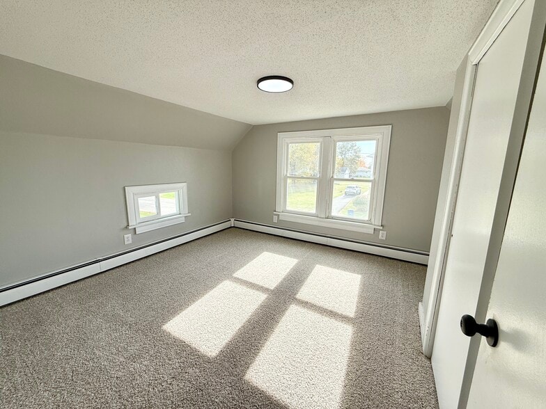 Building Photo - 1005 13th Ave