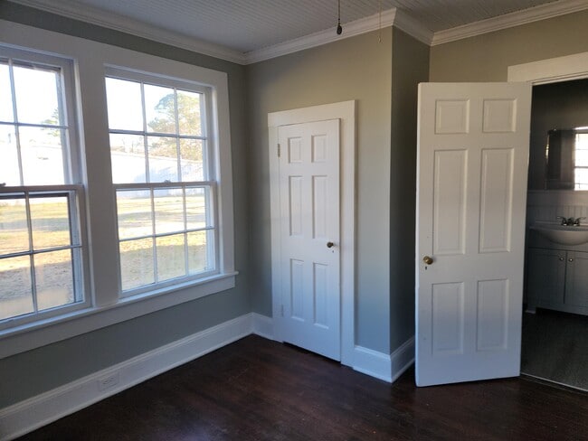 Building Photo - 132 Euclid St