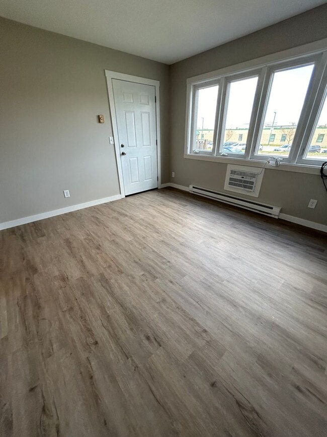 Building Photo - Recently Renovated 2 Bedroom Apartment
