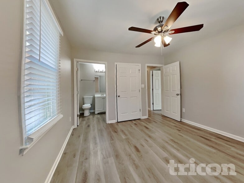 Building Photo - 101 N Lakeside Dr