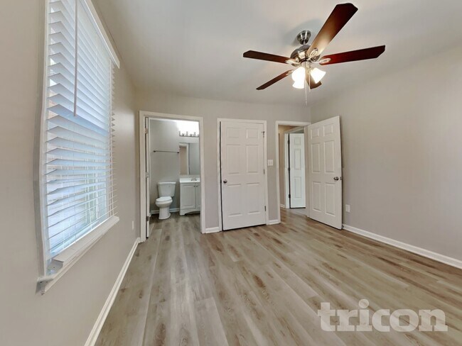 Building Photo - 101 N Lakeside Dr