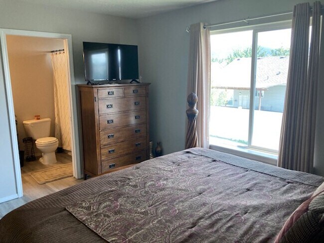 Building Photo - Lovely tri-level 4 bedroom 2 bath home in ...