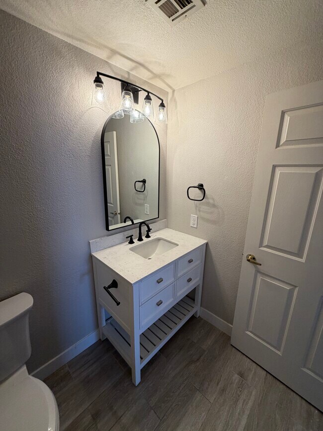 2nd bathroom - 231 W Horizon Ridge Pky