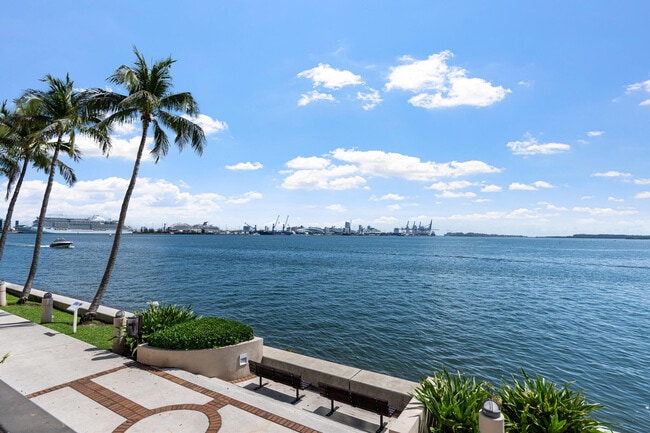 Building Photo - 520 Brickell Key Dr