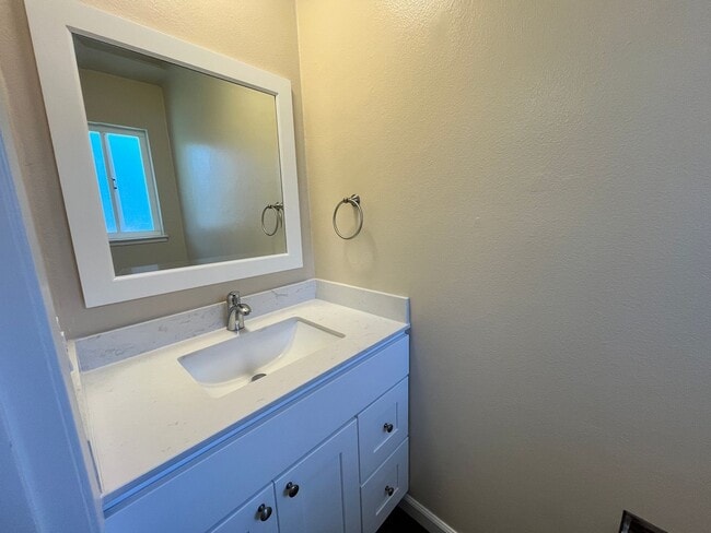 Building Photo - Townhouse in San Jose, CA Available Now!