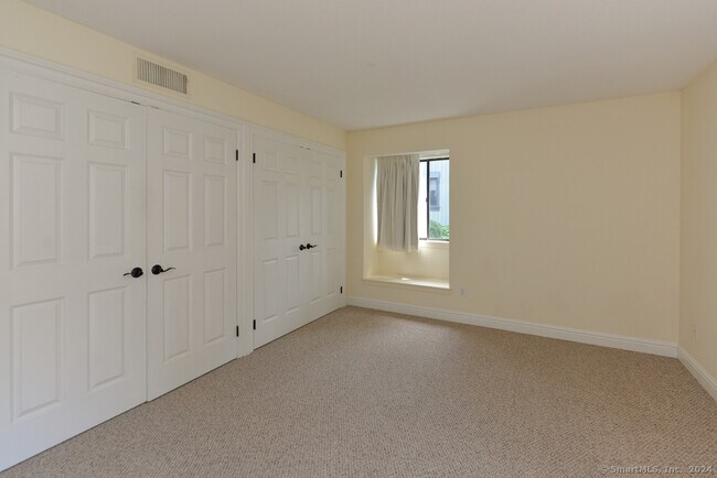 Building Photo - 986 Heritage Vlg