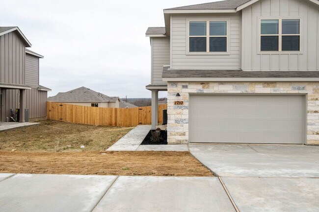 Building Photo - Recently Built 3 Bedroom, 2 Bath Duplex in Georgetown