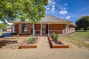 Building Photo - 1700 Strawberry Hl