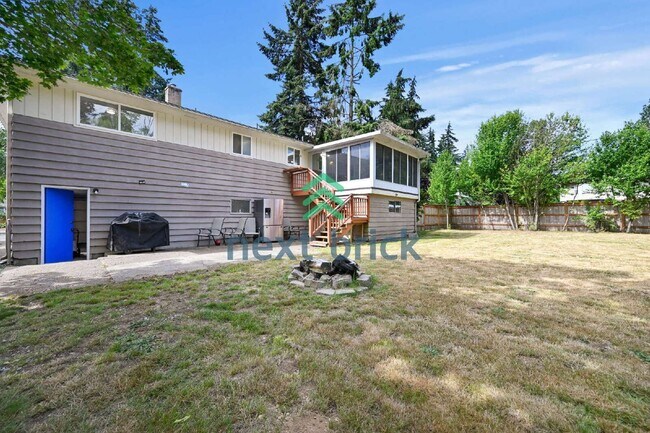 Building Photo - Charming 3-Bedroom Edmonds Home with 2 Full Baths and Spacious 1982 Sq. Ft. Living Space!