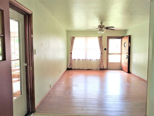Building Photo - Charming 3 Bedroom Home on a Quiet Street!