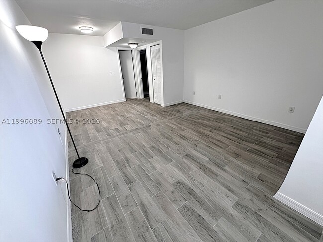 Building Photo - 711 N Pine Island Rd