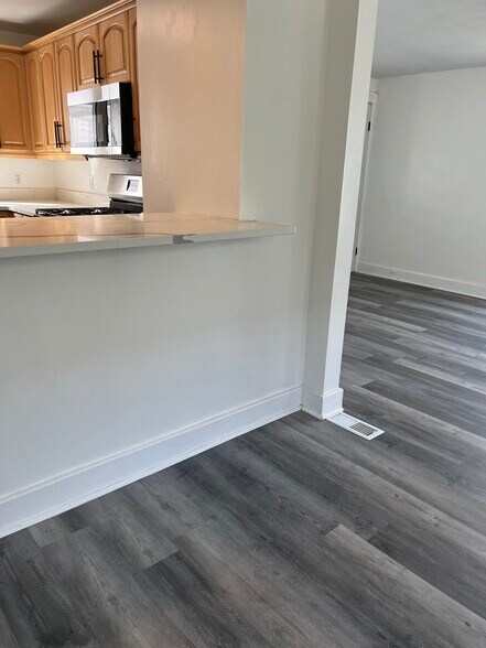 Building Photo - 337 Saint Lawrence Ave