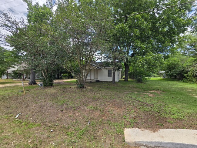 Building Photo - 1116 E Cameron Ave