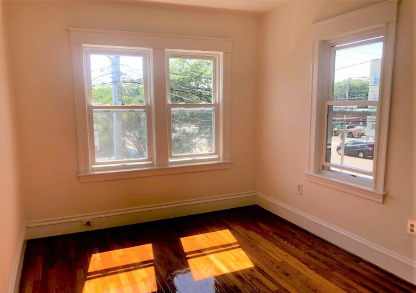 Building Photo - 82 Empire St