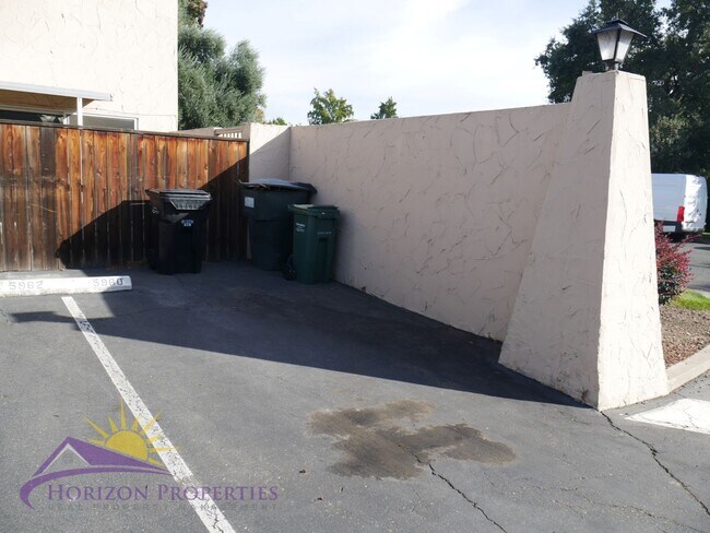Building Photo - 3 Bed 2.5 Bath 1,380 sqft Townhome in Carm...