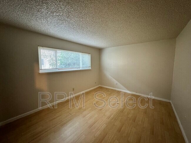 Building Photo - 4552 Ashcroft Ave