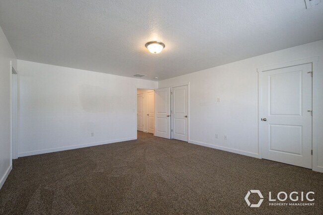 Building Photo - Gorgeous Row End Townhome!