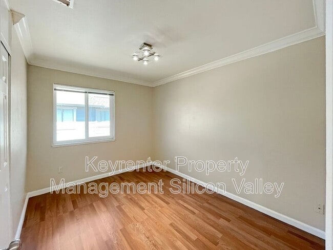 Building Photo - 547 Groth Pl