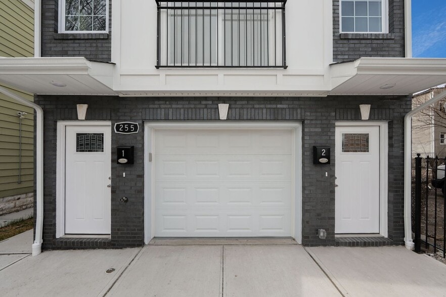 Building Photo - 255 Chadwick Ave