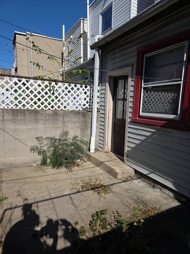 Building Photo - 1816 S Chadwick St