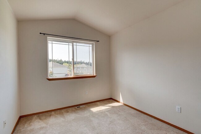 Building Photo - 3 Bedroom 2.5 Bath with 3 Car Garage