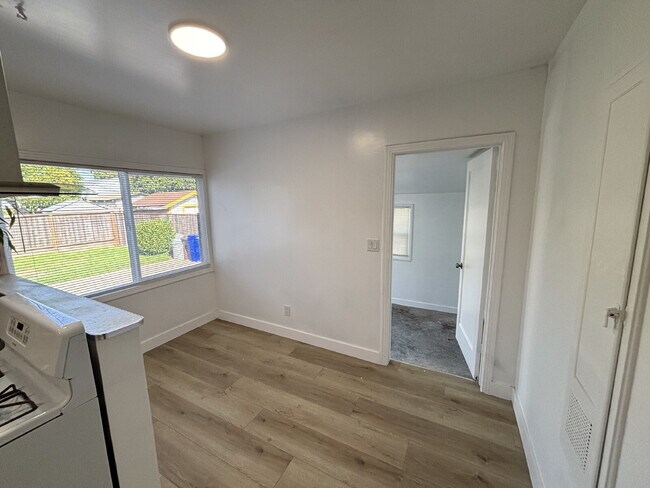 Building Photo - "Cozy Elegance Awaits: 3-Bed, 2-Bath Gem w...