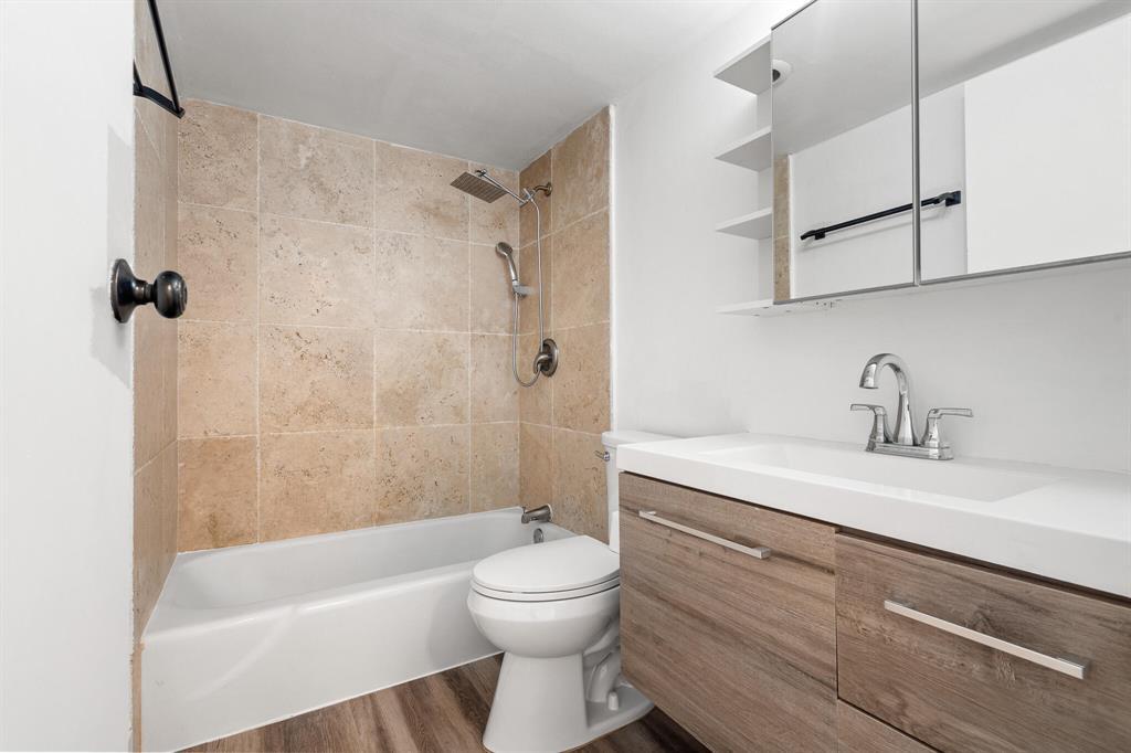 Building Photo - 809 W Oakland Park Blvd