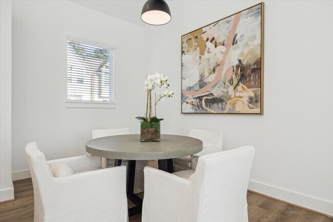 Building Photo - 845 Elkhart St