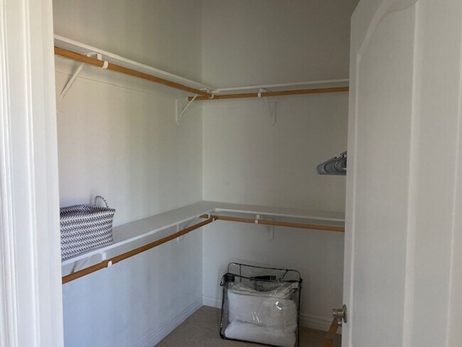 Building Photo - 3 BR + Bonus, Fully furnished, Includes Ut...