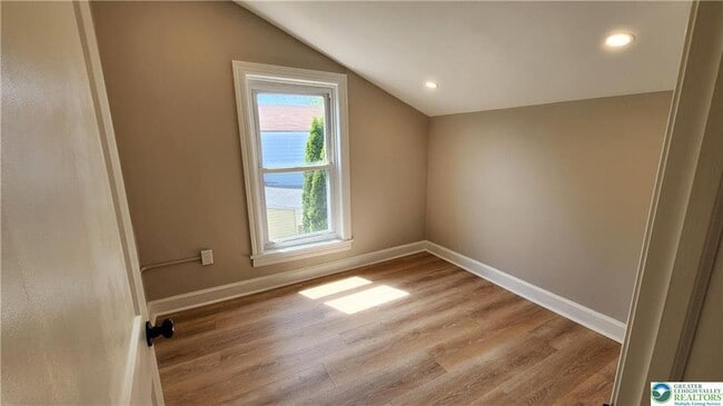 Building Photo - 324 Walnut St