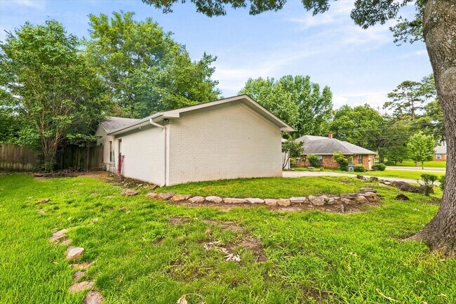 Building Photo - 4-BED, 2-BATH ALL-BRICK HOME NEAR JONESBORO COUNTRY CLUB!