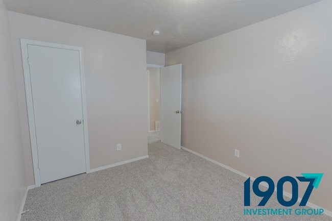 Building Photo - 1127 Berwyck Dr