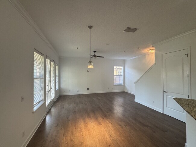 Building Photo - "Spacious 3-Bed Townhouse Retreat in Tampa's Heart - Modern Comforts Await!"