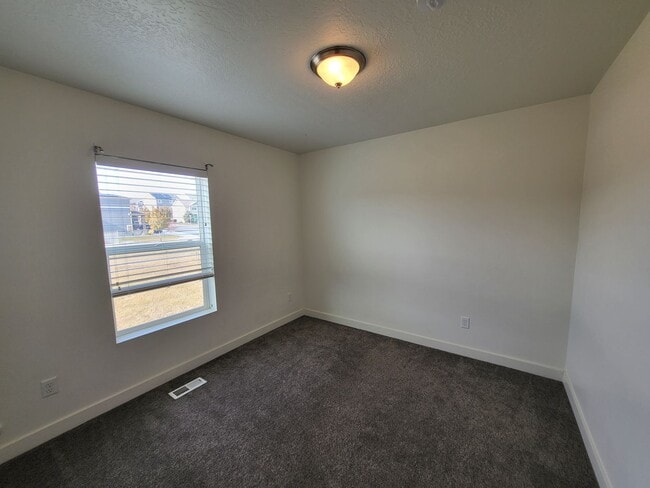 Building Photo - Single Family Home Eagle Mountain