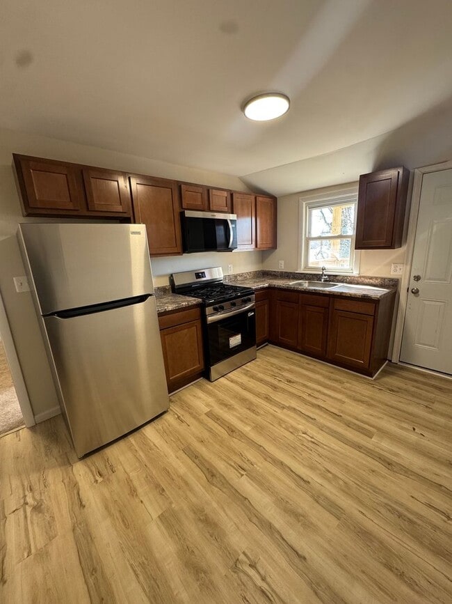 Building Photo - Now Accepting 525 Credit | Half First Month + Last Month Rent
