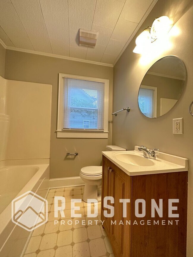 Building Photo - 817 Oakley St