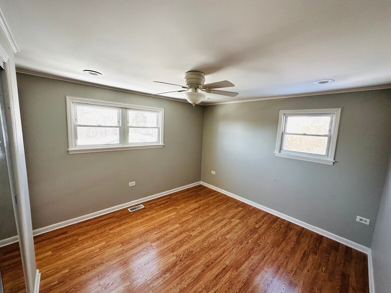 2nd bedroom w/new sliding mirror closet doors and full closet organizer - 5 Greenwich Dr