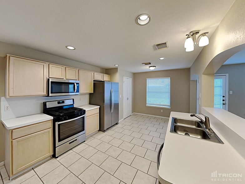 Building Photo - 7719 Trophy Pl Dr