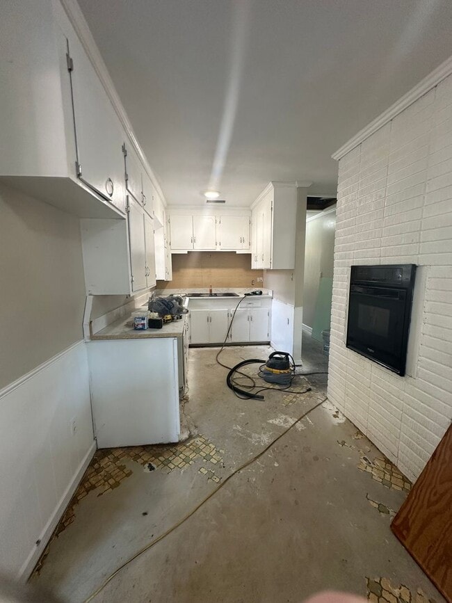 Building Photo - 3 Bed/2 Bath Home- Under Renovations