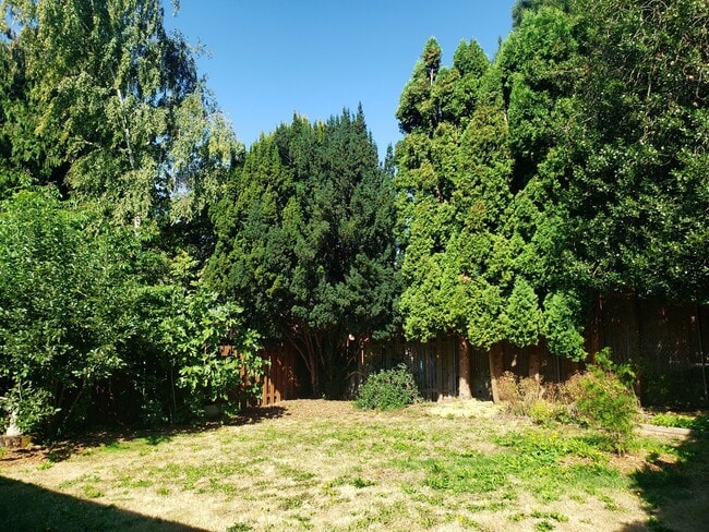 Building Photo - Charming Milwaukie House with Beautiful Ba...