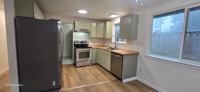 Building Photo - Updated 3 bedroom with a bonus room