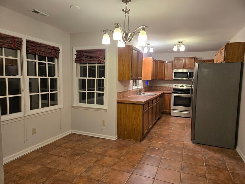 Building Photo - 11015 S Ford Rd