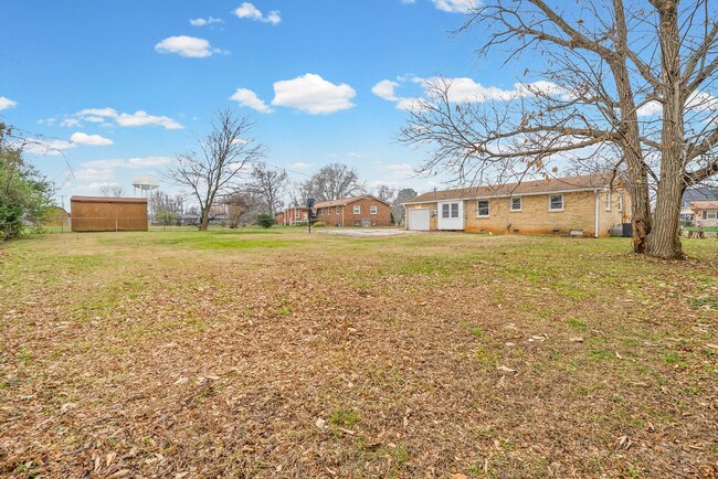 Building Photo - 3 Bedroom Pet Friendly Home For Rent Near Post!