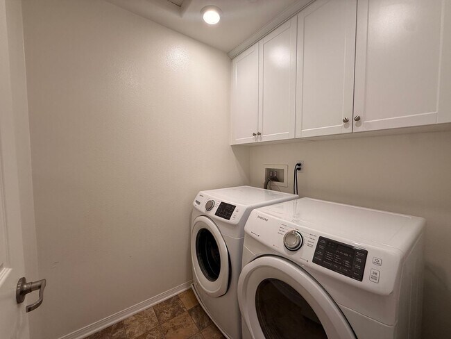 Building Photo - Modern 3BR/2.5BA Townhome in the Heart of ...