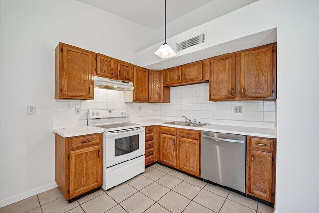 Building Photo - 14219 Dartwood Dr