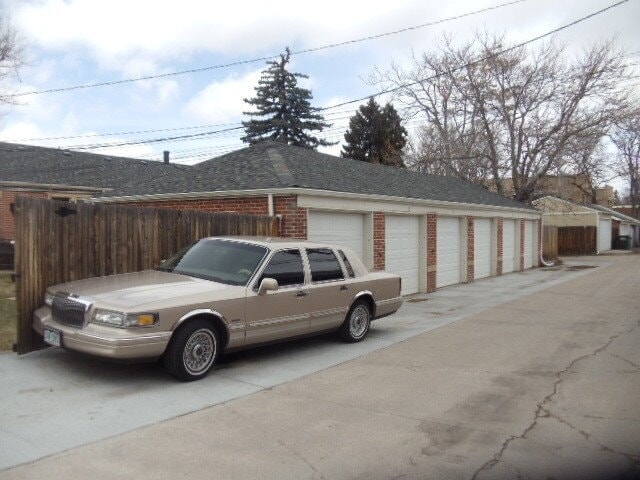 Building Photo - 1 Bed 1 Bath Mayfair Apartment With Garage in Denver! Available Now!